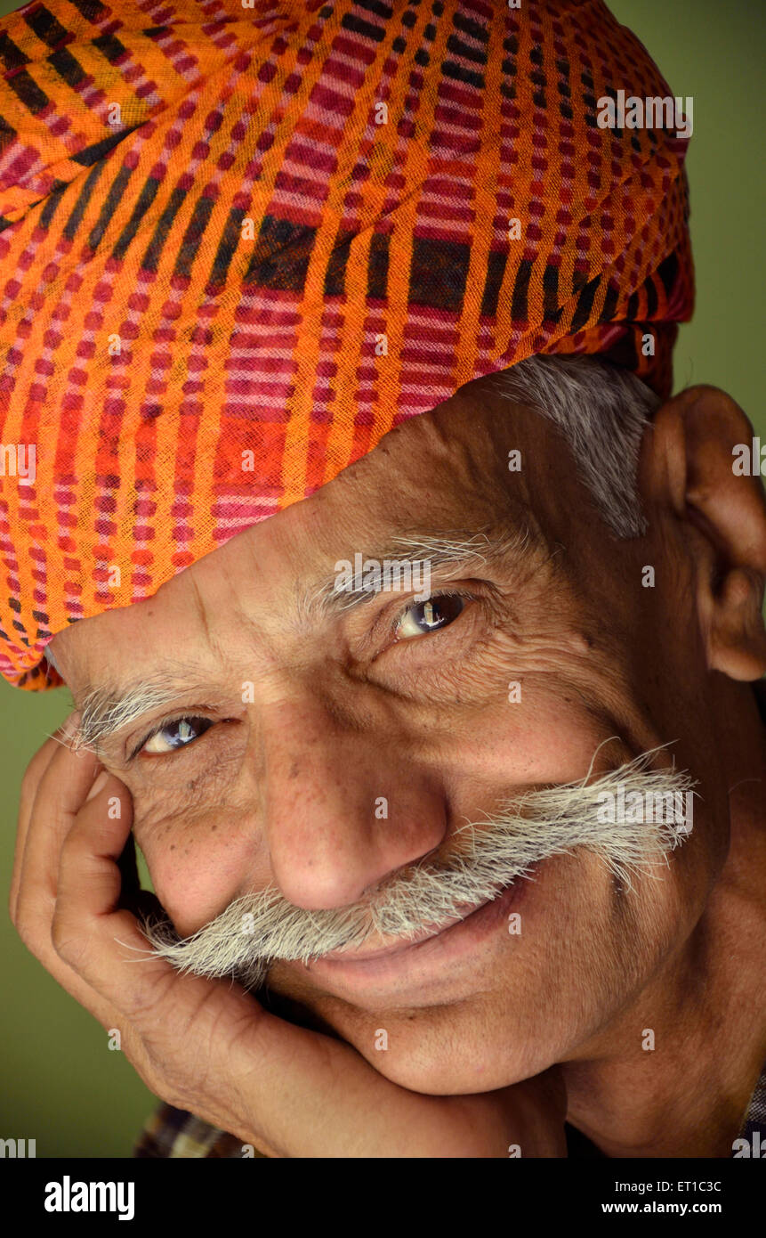 Indischer alter Mann lächelnd Jodhpur Rajasthan Indien Asien HERR#704 Stockfoto