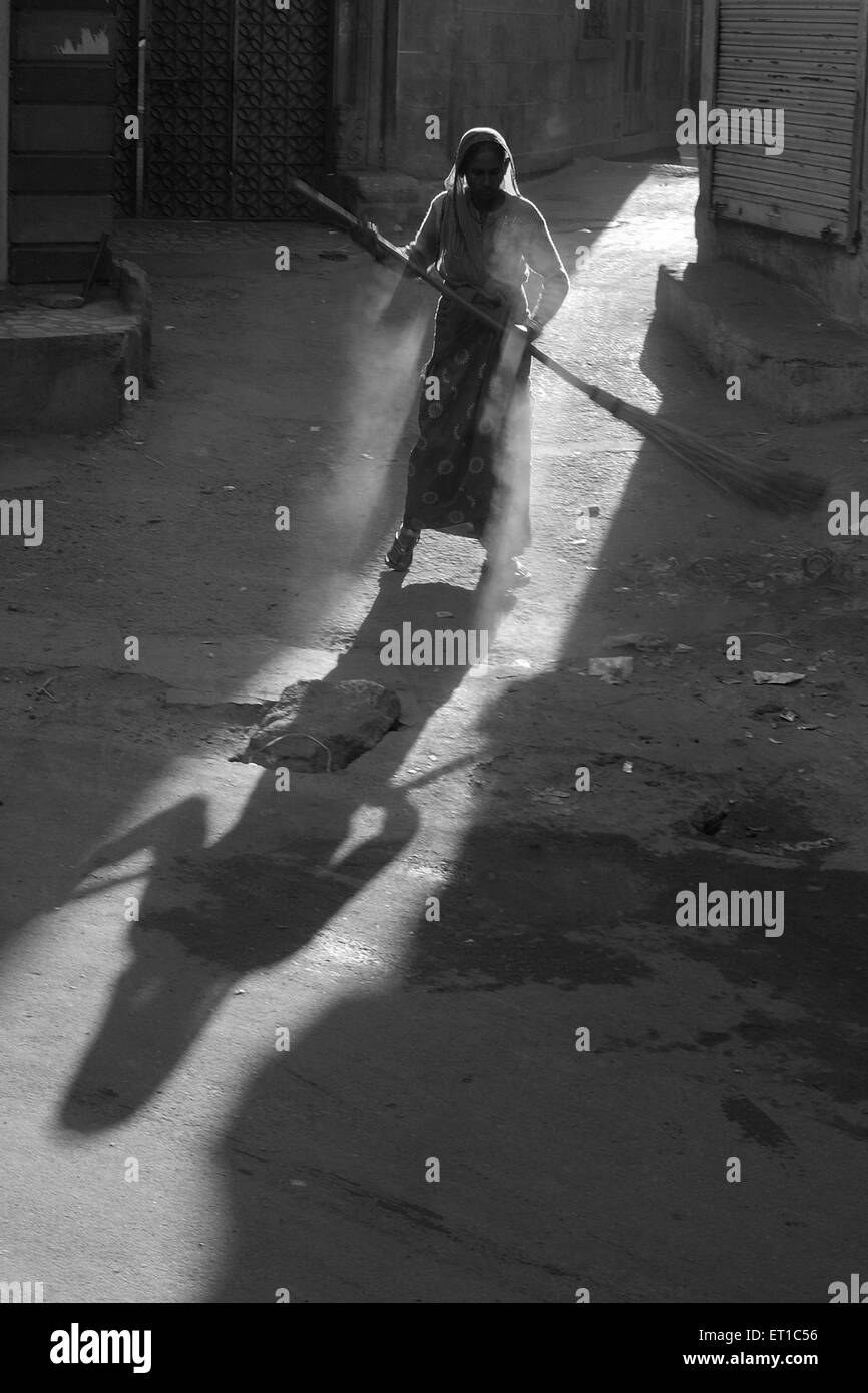 Frau, die Straße reinigt; Jodhpur; Rajasthan; Indien; Asien; Asiatisch; Indisch Stockfoto