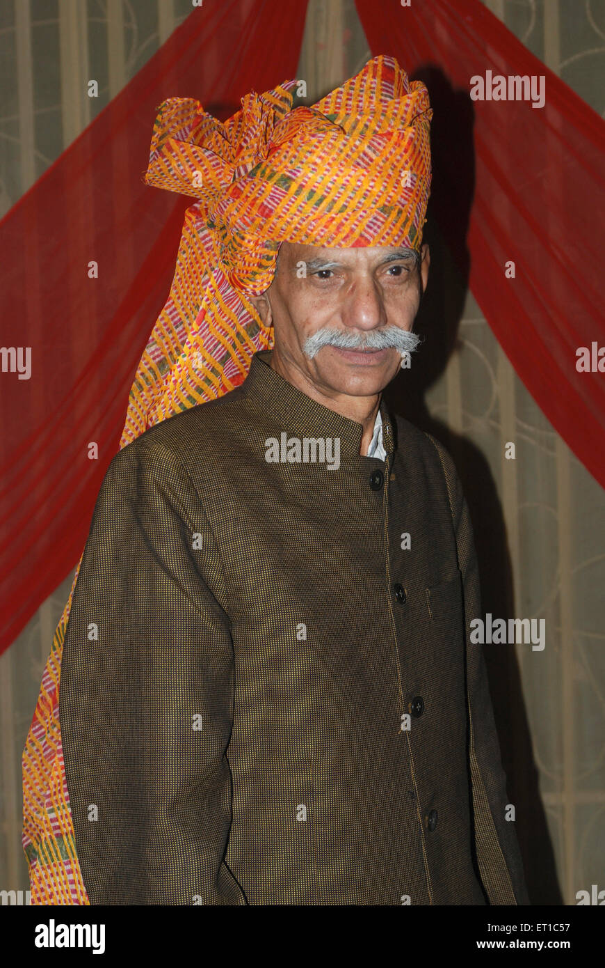 Rajasthani Mann Turban und Mantel; Jodhpur; Rajasthan; Indien; Asien;  Asiatisch; indisch; MR#704 Stockfotografie - Alamy