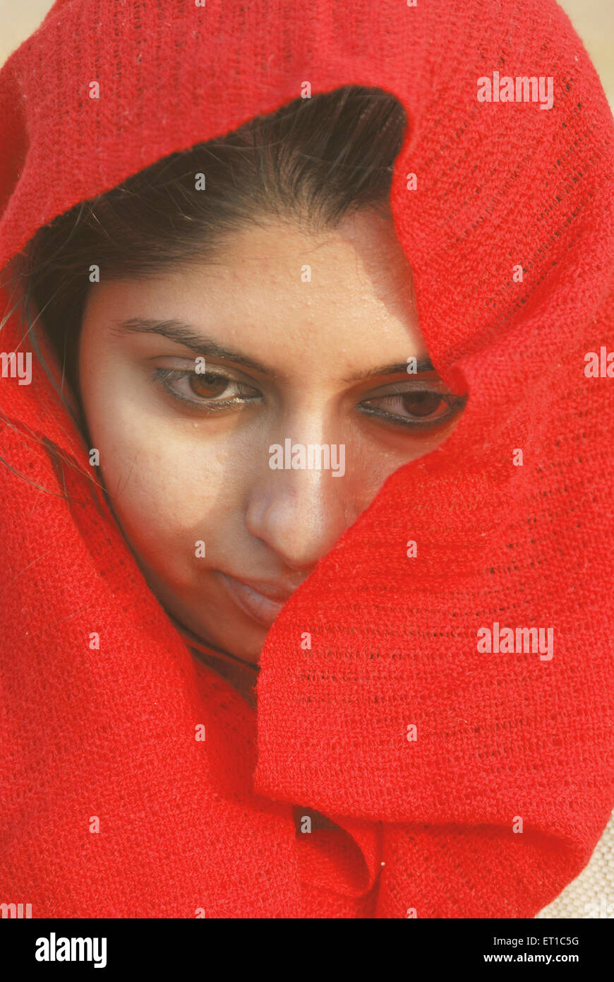 Mädchen im roten Schal; Jaisalmer; Rajasthan; Indien; Asien; Asiatisch; indisch MR#704 Stockfoto