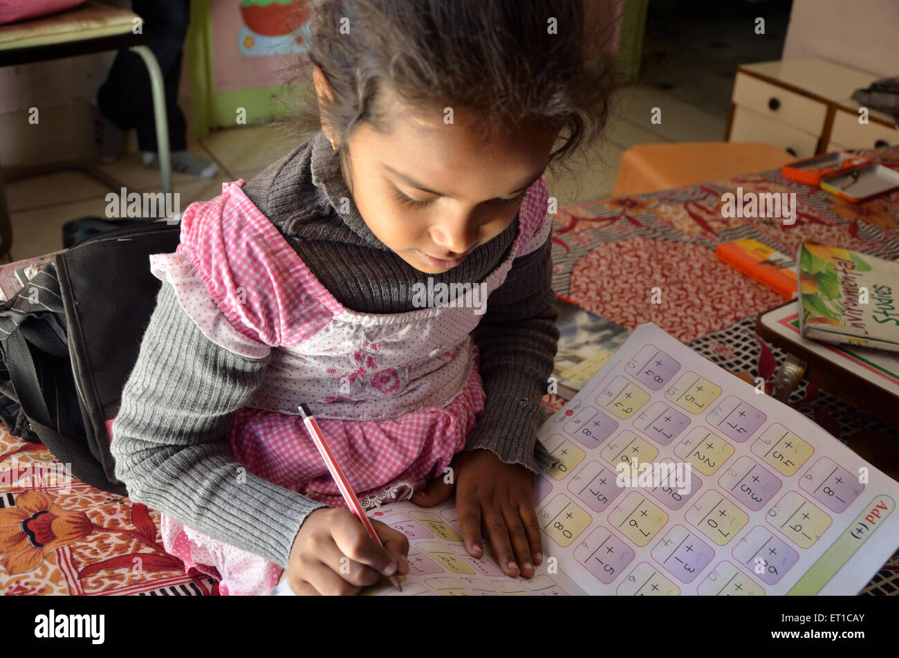 Indisches Mädchen studiert Jodhpur Rajasthan Indien Asien MR#704 Stockfoto