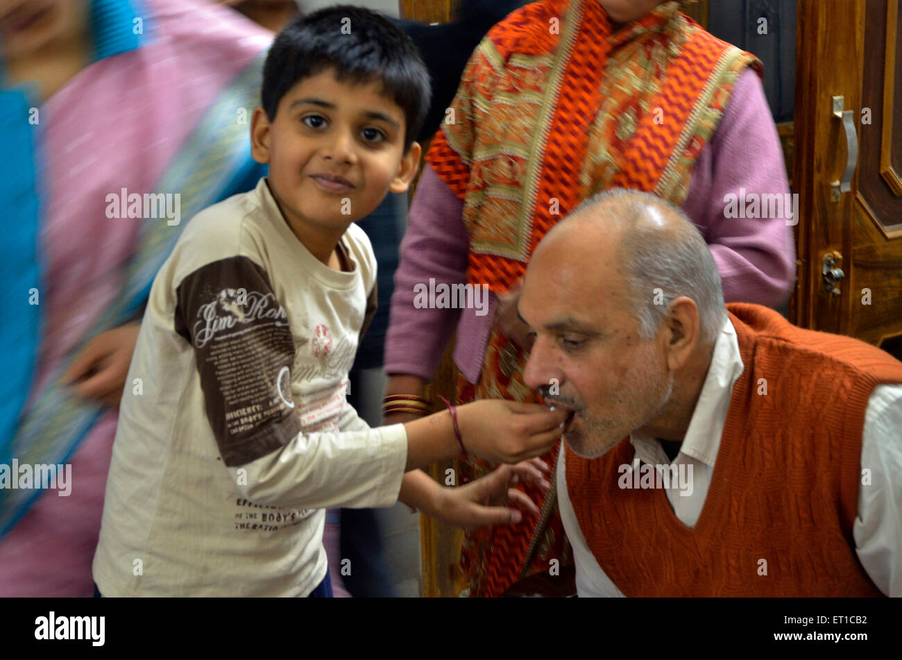 Enkel Fütterung Großvater Jodhpur Rajasthan Indien Asien HERR#704 Stockfoto