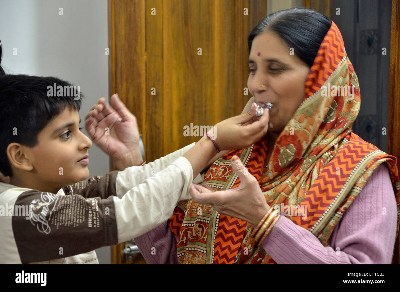 Enkel Fütterung Großmutter Jodhpur Rajasthan Indien Asien HERR#704 Stockfoto