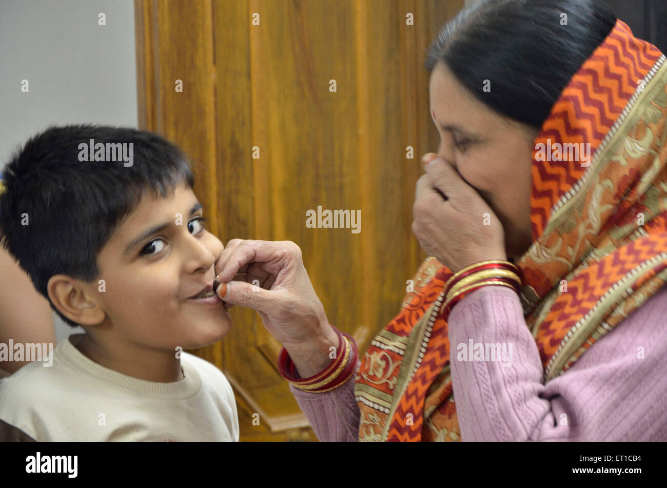 Großmutter Fütterung Enkel Jodhpur Rajasthan Indien Asien HERR#704 Stockfoto