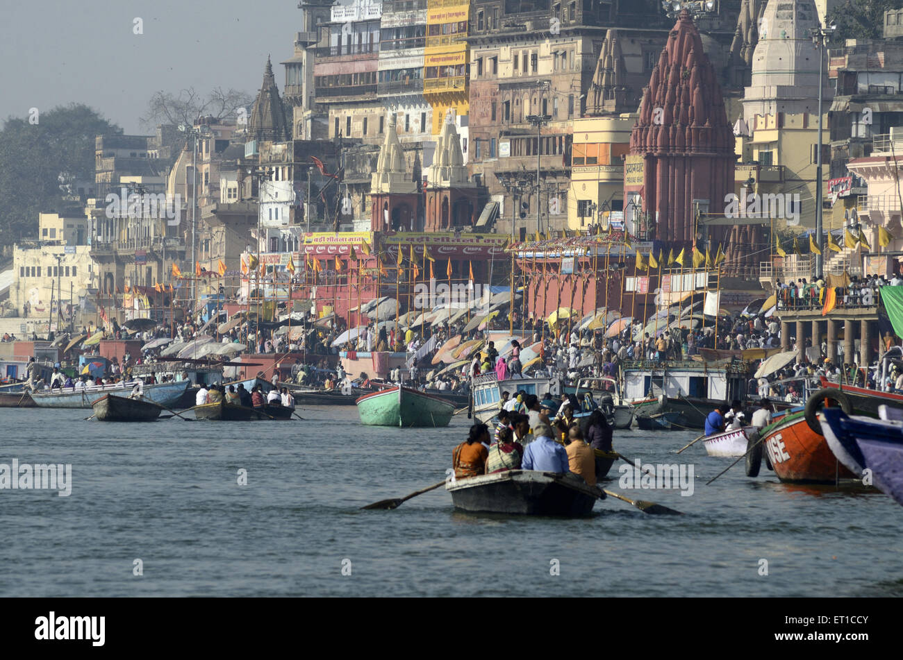 Menschen in Booten in Ganga Fluß in Uttar Pradesh, Indien Stockfoto