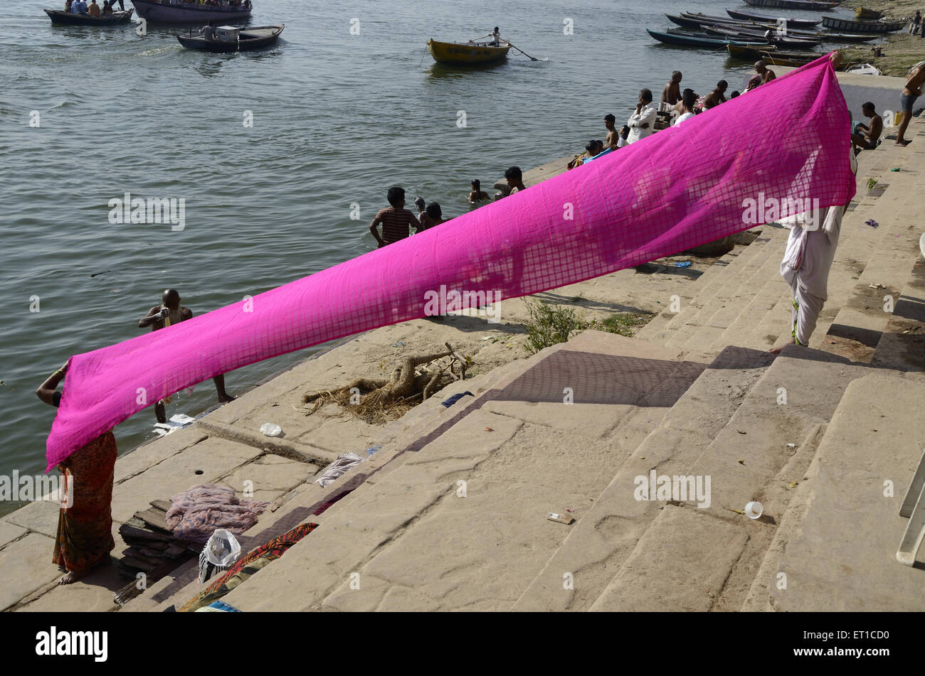 Frau und Mann Trocknung Saree bei Varanasi Ghat Uttar Pradesh, Indien Stockfoto