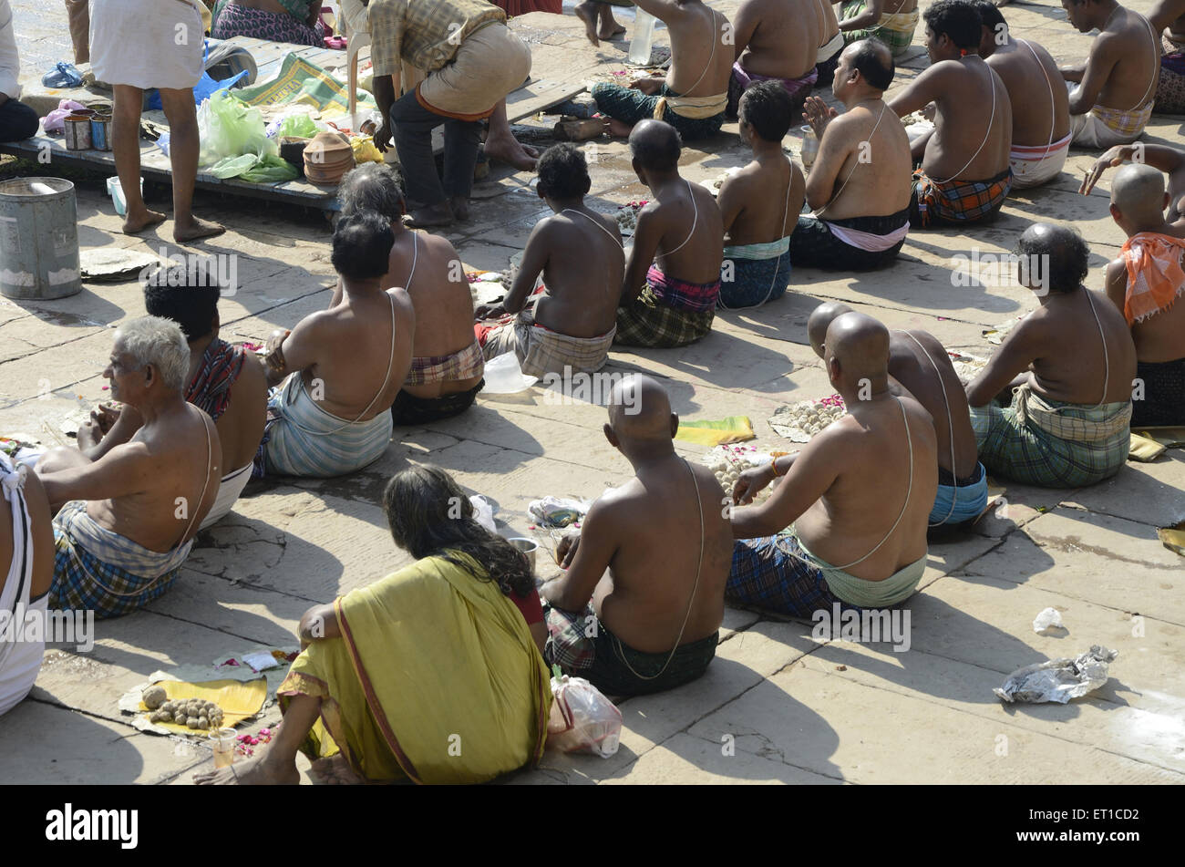 Menschen führen Pind Daan auf Varanasi Ghat Uttar Pradesh, Indien Stockfoto