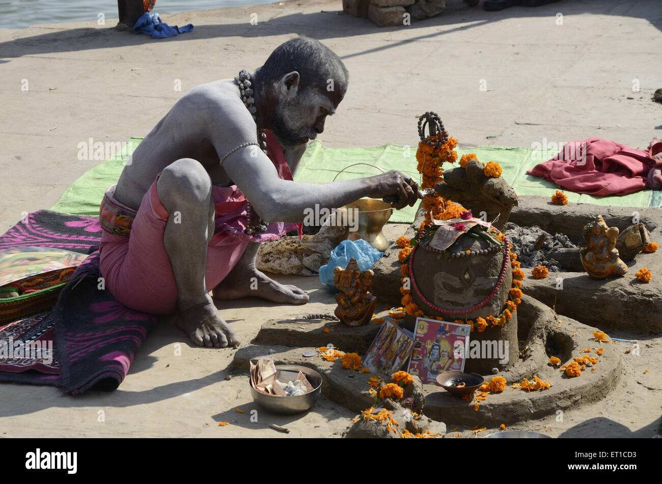 Sadhu Durchführung Shiva Linga Puja in Varanasi Ghat in Uttar Pradesh, Indien Stockfoto