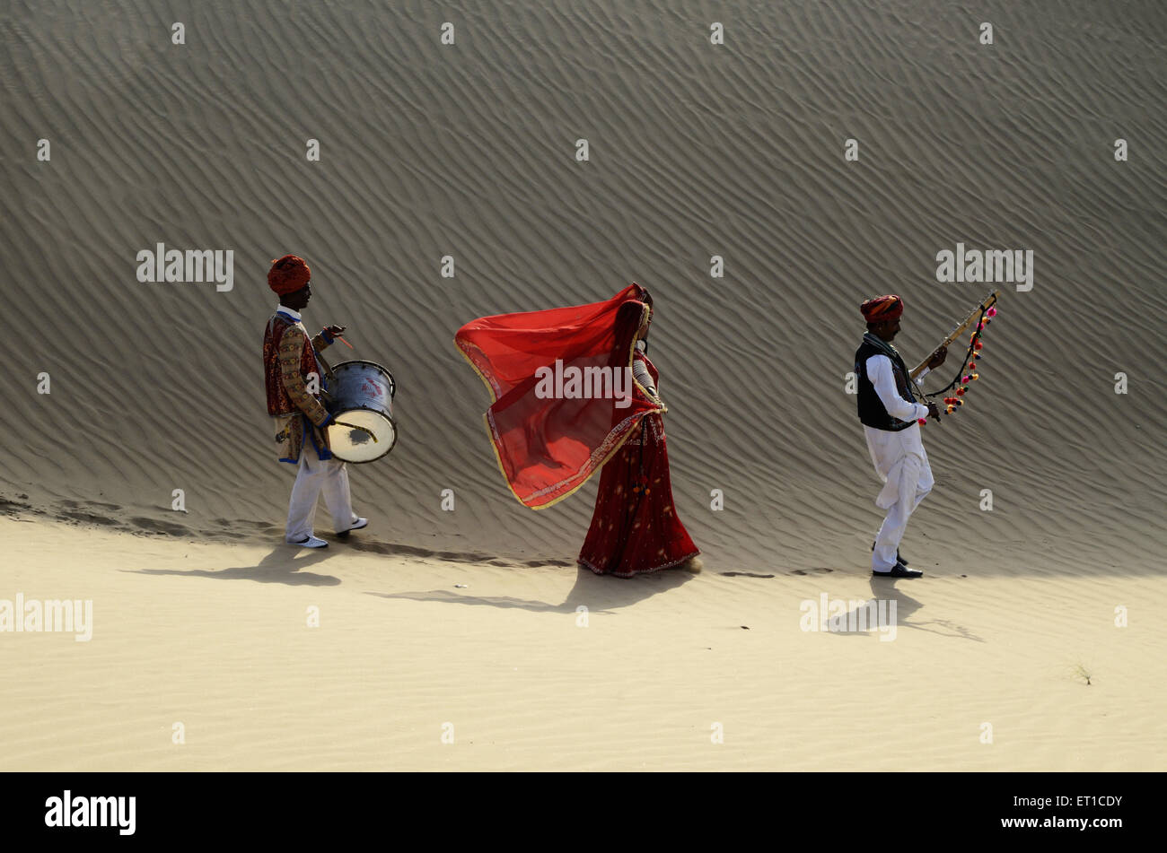 Folk-Musiker auf Sanddüne in Jaisalmer, Rajasthan Indien Herr #704 Stockfoto