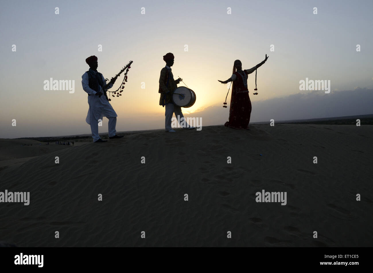 Folk-Musiker auf Sanddüne in Jaisalmer, Rajasthan Indien Herr #704 Stockfoto