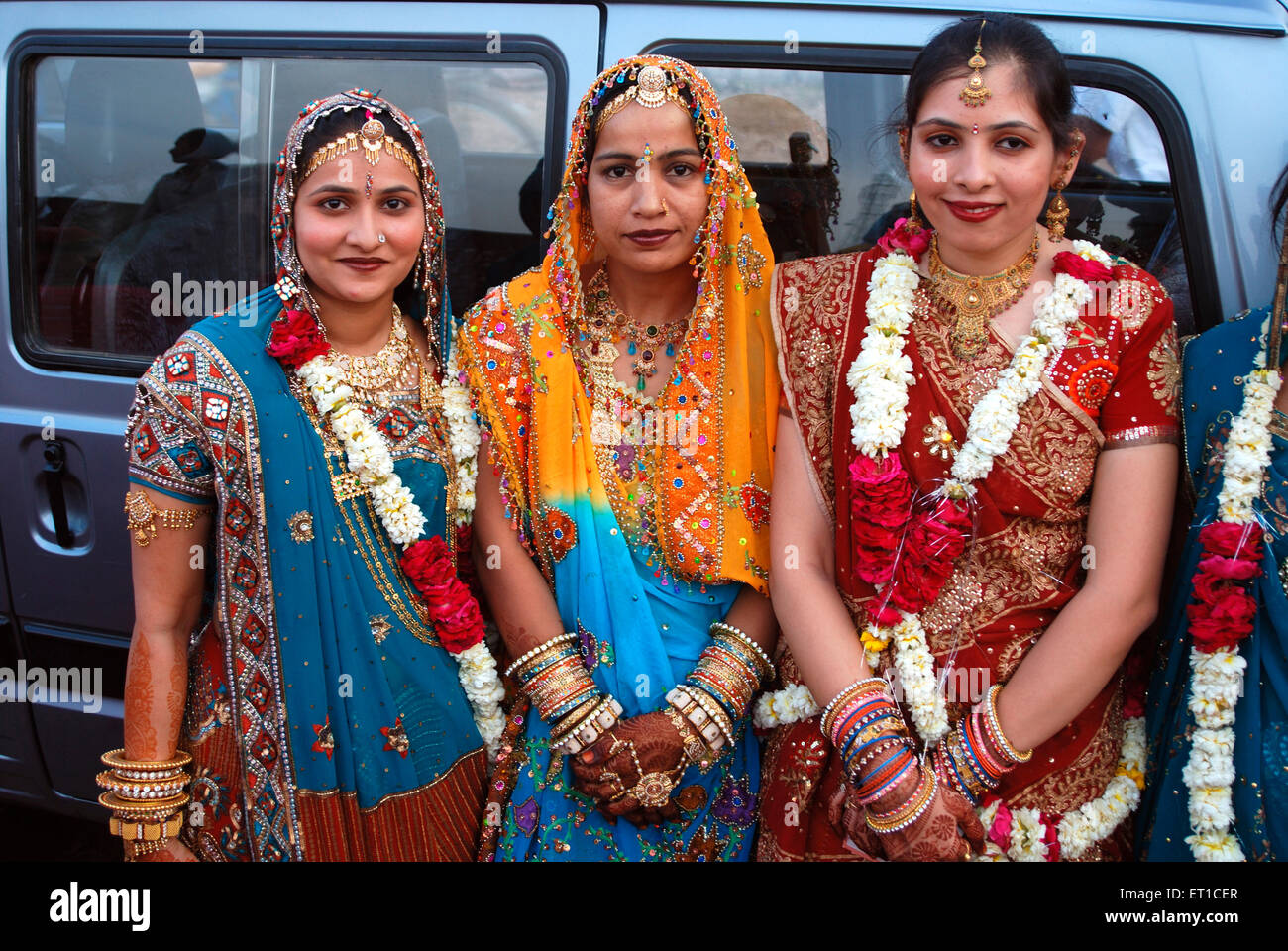 Drei Rajasthani Marwari Frauen in traditioneller Kleidung und Schmuck; Jodhpur; Rajasthan; Indien nicht Herr Stockfoto