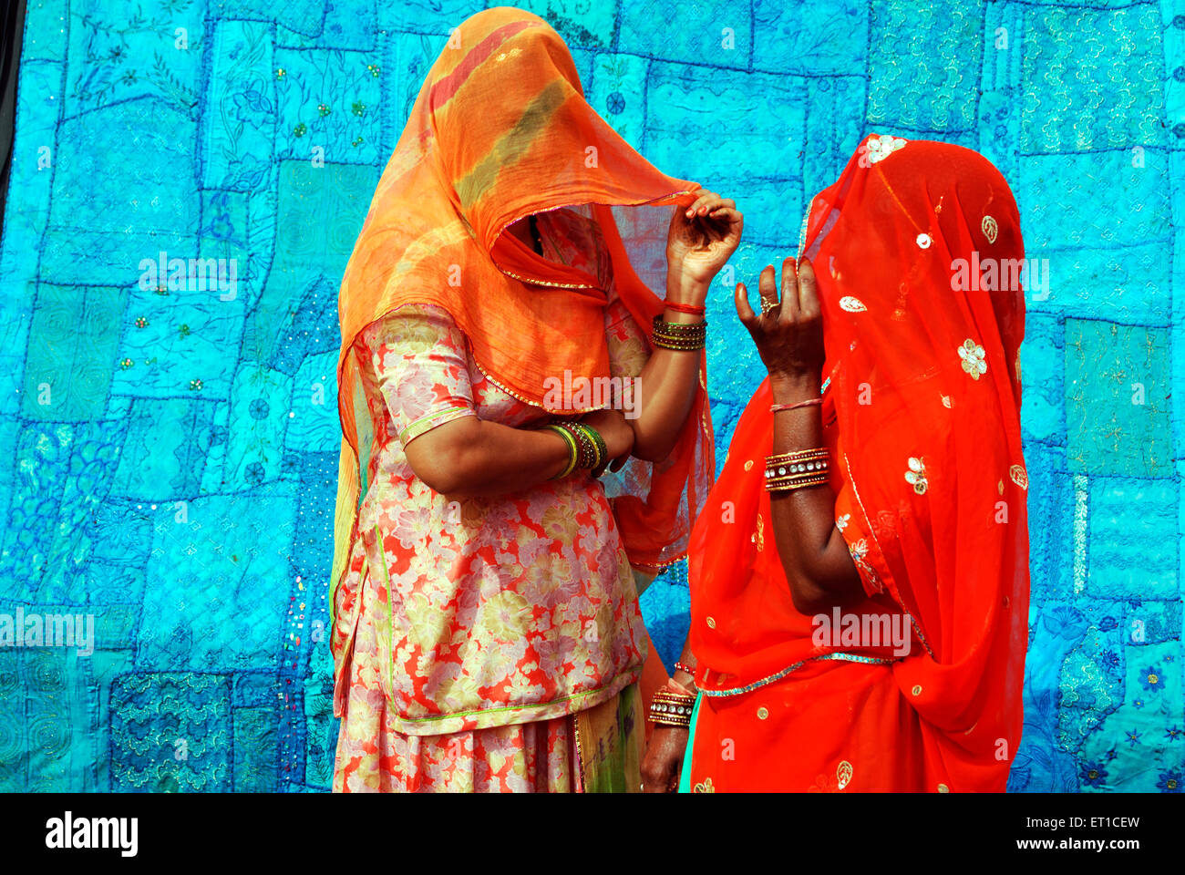 Zwei Rajasthani Frauen im ghunghat Schleier; Jaisalmer; Rajasthan; Indien Stockfoto