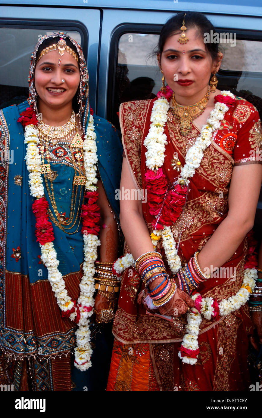 Zwei Rajasthani Marwari Frauen mit traditioneller Kleidung und Schmuck; Jodhpur; Rajasthan; Indien nicht Herr Stockfoto