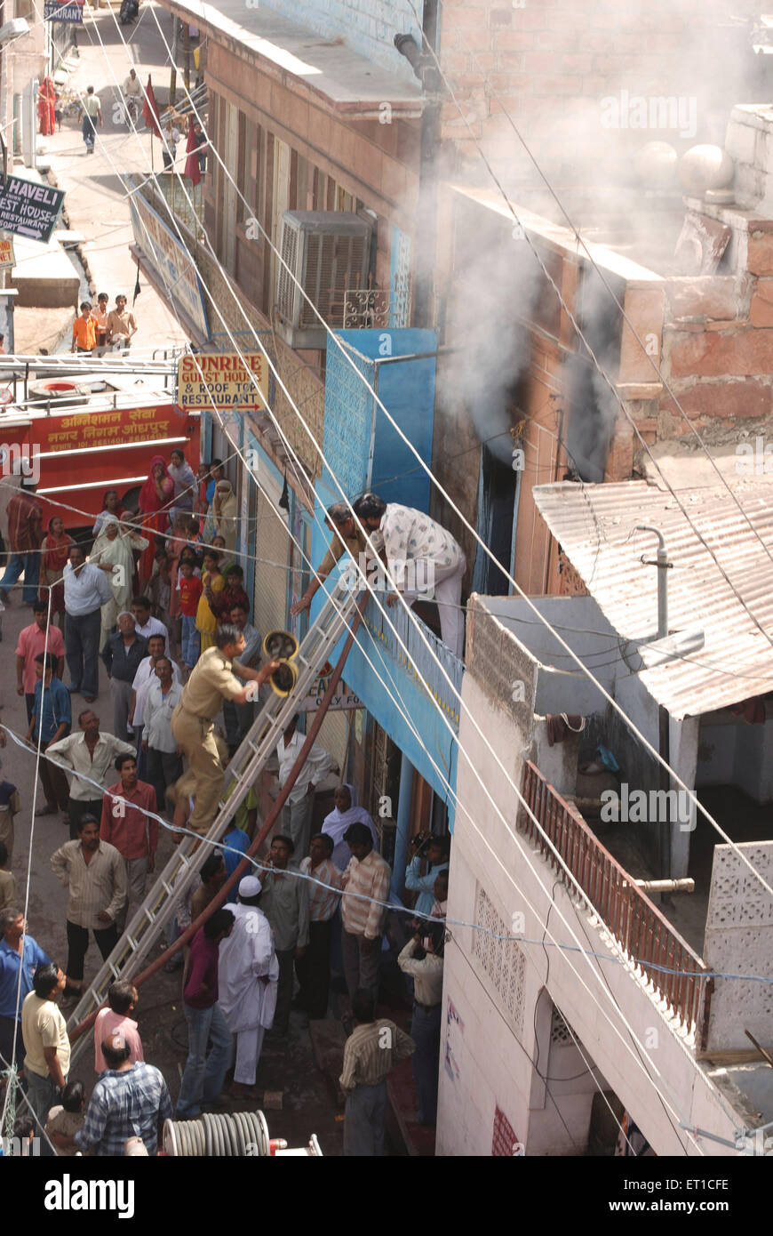 Rettungsarbeiten im Feuerhaus Opfer in Spur; Jodhpur; Rajasthan; Indien Stockfoto