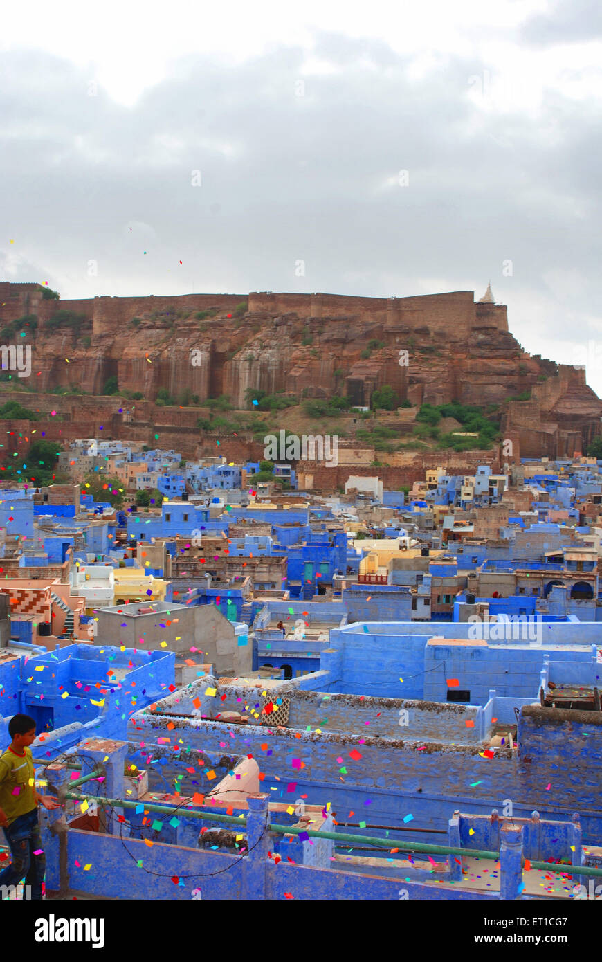 Mehrangarh Fort und blauen Häuser bunten Stücke von Papieren fliegen; Jodhpur; Rajasthan; Indien Stockfoto
