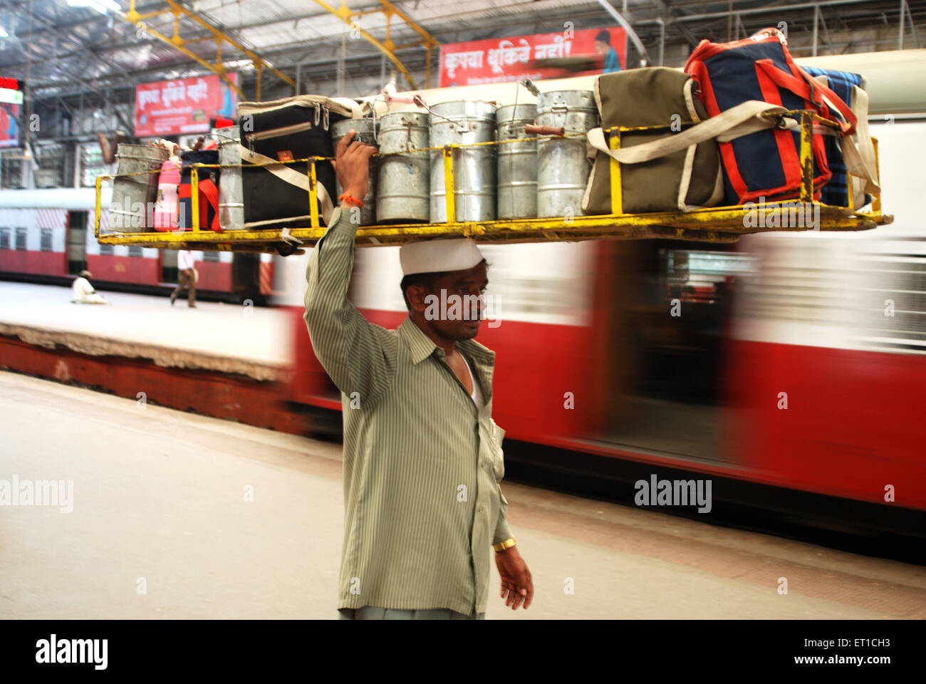 Dabbawala trägt Lunchboxen auf Kopf Churchgate Station Bombay Mumbai Maharashtra Indien Asien Stockfoto