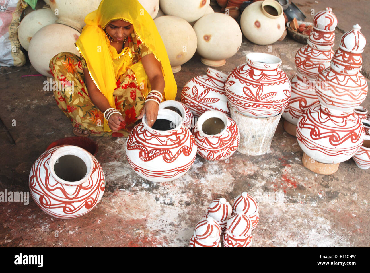 Potter Frau malt auf irdenen Krug Jodhpur Rajasthan Indien Stockfoto