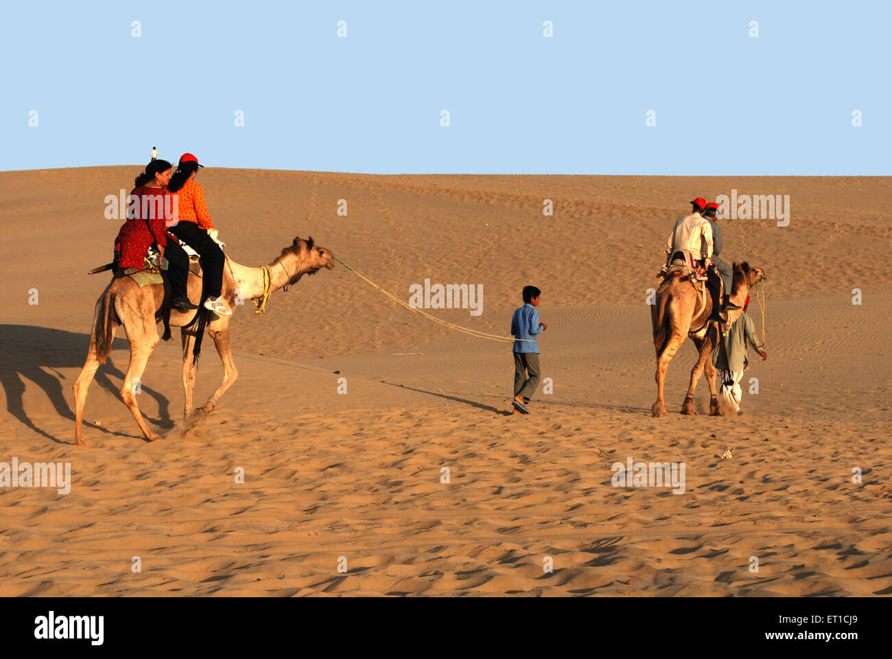 Touristen auf Kamelsafari; Khu ri; Jaisalmer; Rajasthan; Indien Stockfoto