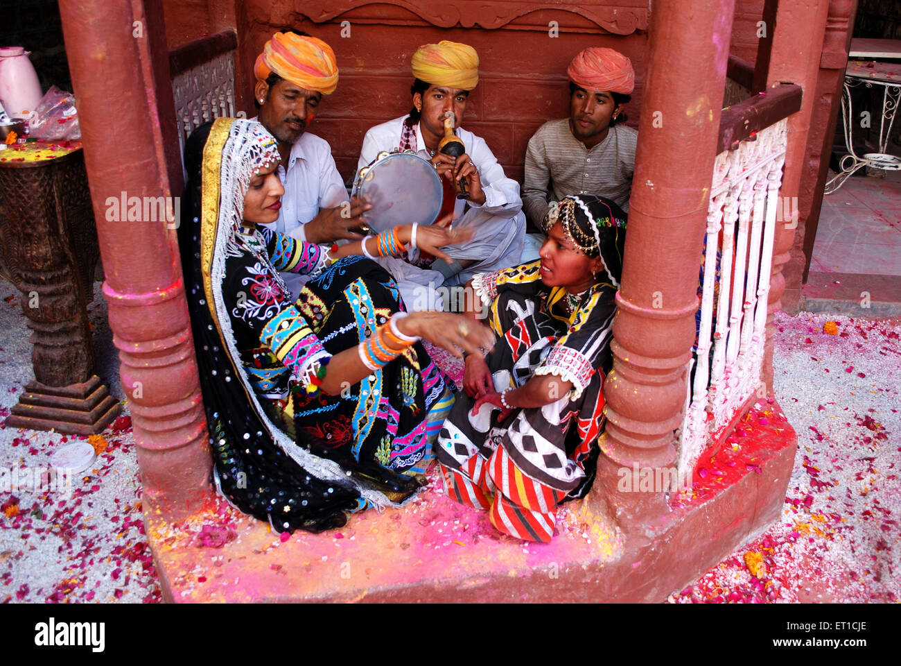 Kalbeliya Sänger singen von Holi Festival Lieder; Jodhpur; Rajasthan; Indien nicht Herr Stockfoto