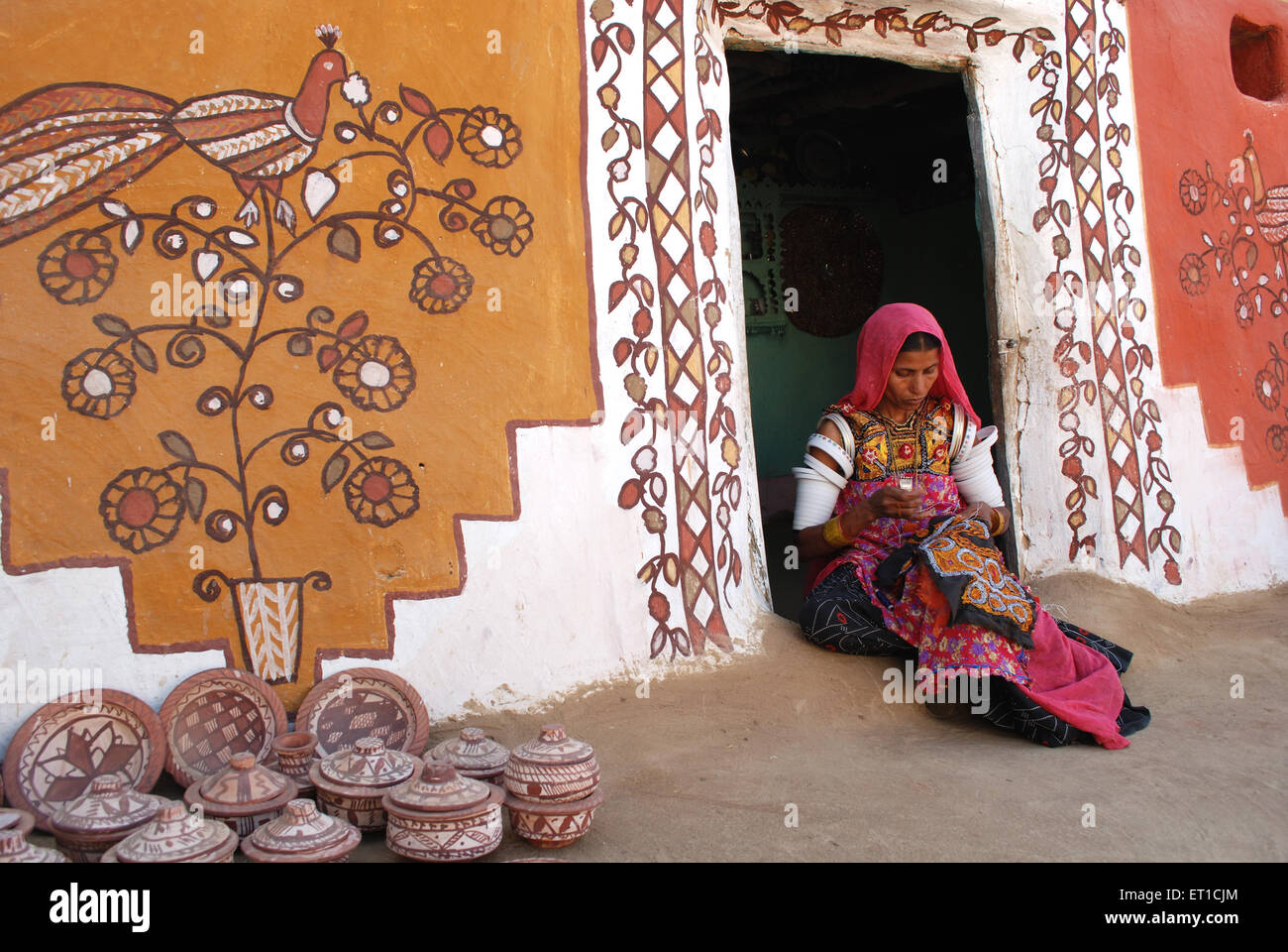 Lady Stickerei Arbeit auf Tuch; Khuri Khuhri; Jaisalmer; Rajasthan; Indien NOMR Stockfoto