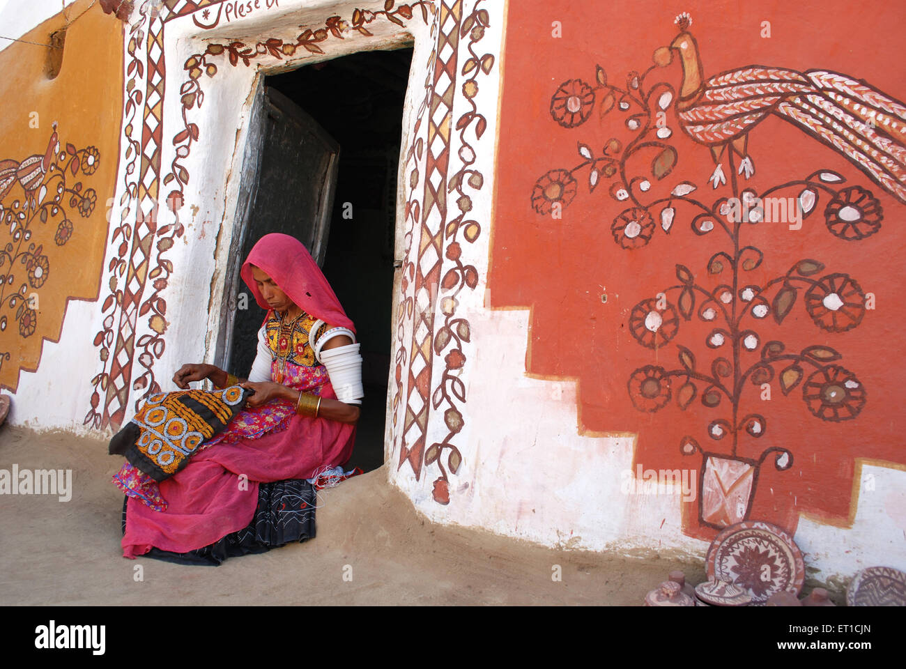 Indische Frau tun Stickereien Khuri Jaisalmer Rajasthan Indien Stockfoto