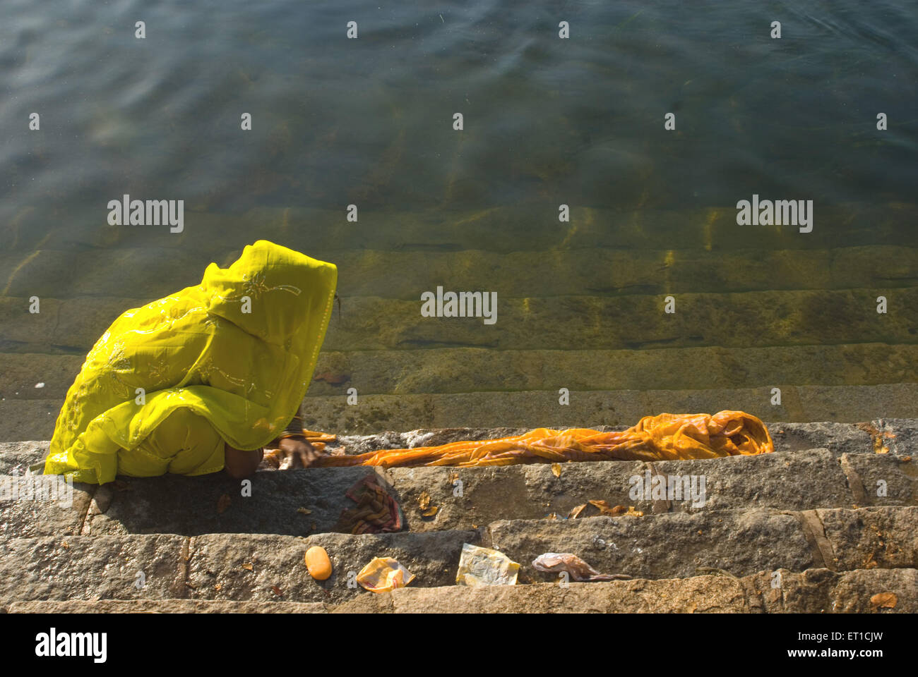 Lady Tücher in Betwa Fluss waschen; Orchha; Madhya Pradesh; Indien Stockfoto