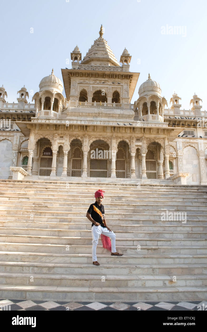 Stehend auf der Treppe des Jaswant Thada Reiseführer; Jodhpur; Rajasthan; Indien Herr #704F Stockfoto