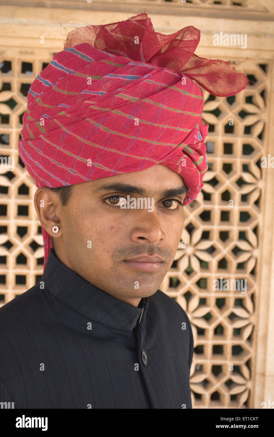 Touristenführer in Mantel und Turban; Rajasthan; Indien Herr #704F Stockfoto