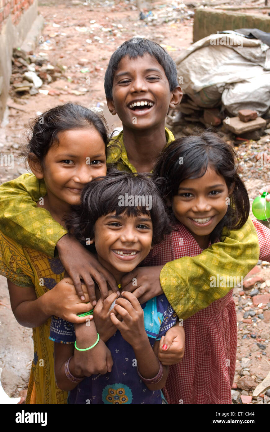 Lächelnde Kinder in Slum, Ahmedabad, Gujarat, Indien, Asien Stockfoto