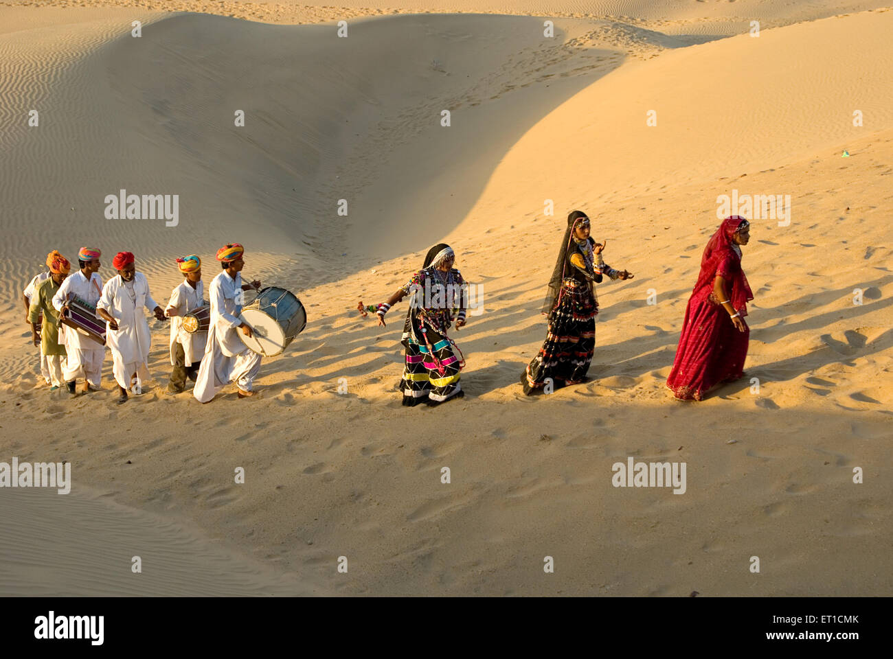 Menschen, die auf Sand Düne Klettern; Rajasthan; Indien NOMR Stockfoto