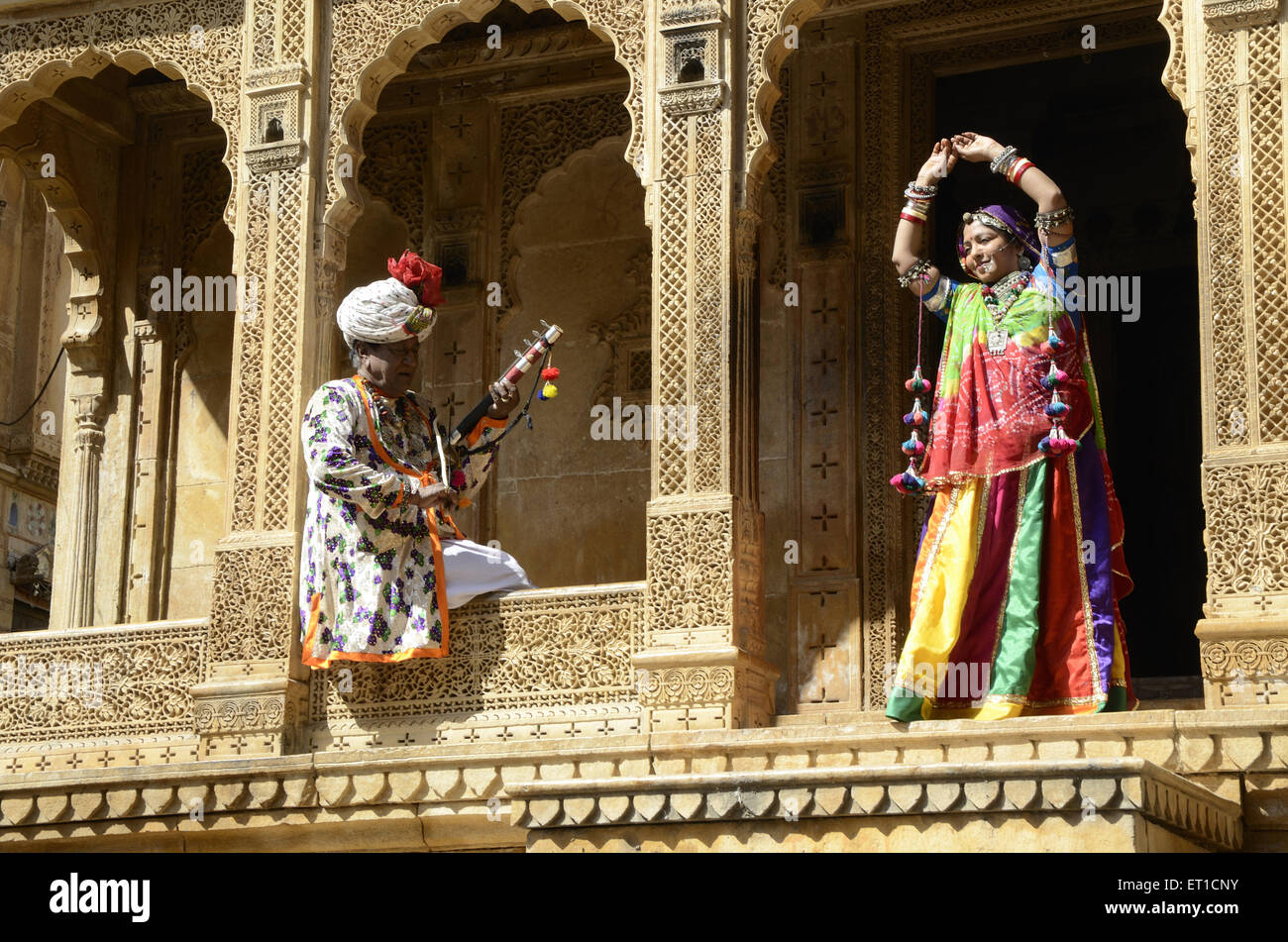 Folk-Musiker ein Mann spielen Musikinstrument und Frau tanzt im Inneren Fort Jaisalmer, Rajasthan Indien Stockfoto