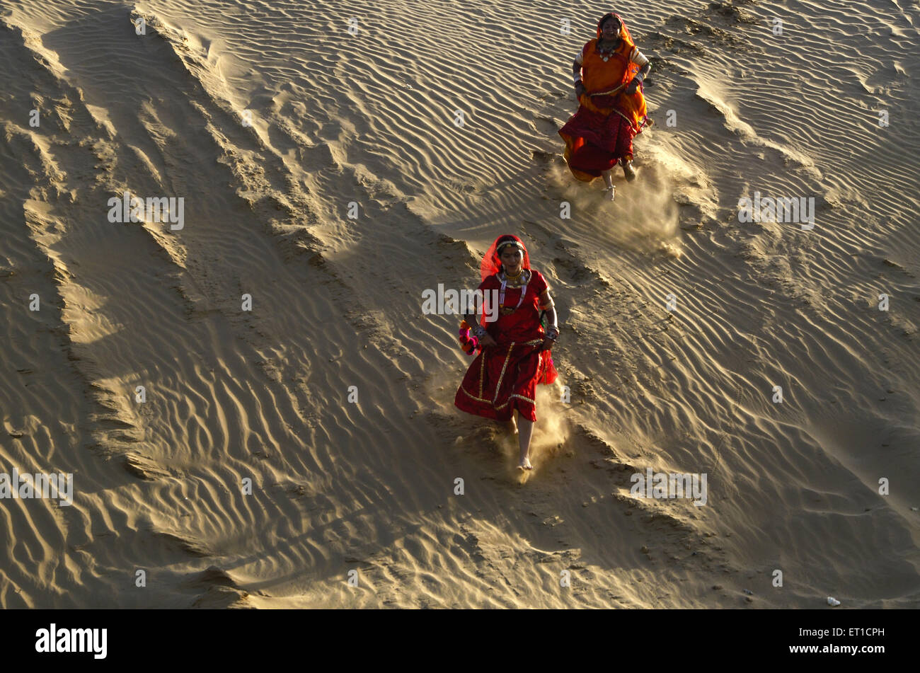 Rajasthani Frauen liefen Sanddüne in Jaisalmer, Rajasthan Indien Herr #704 Stockfoto