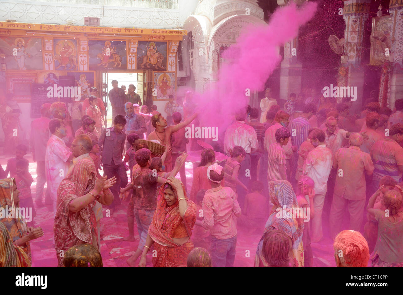 Männer und Frauen genießen Basantotsav Bande Shyamji Tempel Rajasthan Indien Stockfoto