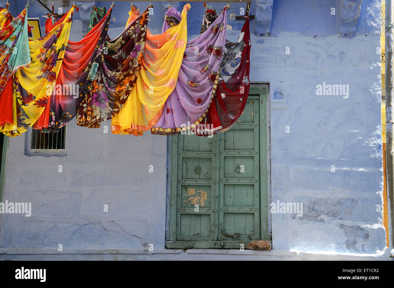 Bunte Saris hängen in Jodhpur Indien Stockfoto