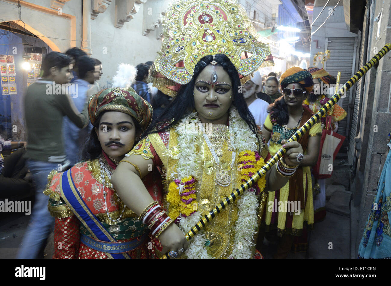 Frauen in der Verkleidung von Durga in Dheenga Gavar Festival in Jodhpur Indien Stockfoto