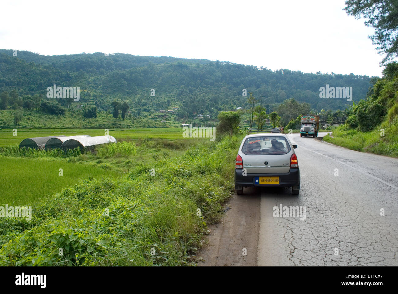 Auto und LKW auf der Straße; Guwahati; Assam; Indien Stockfoto