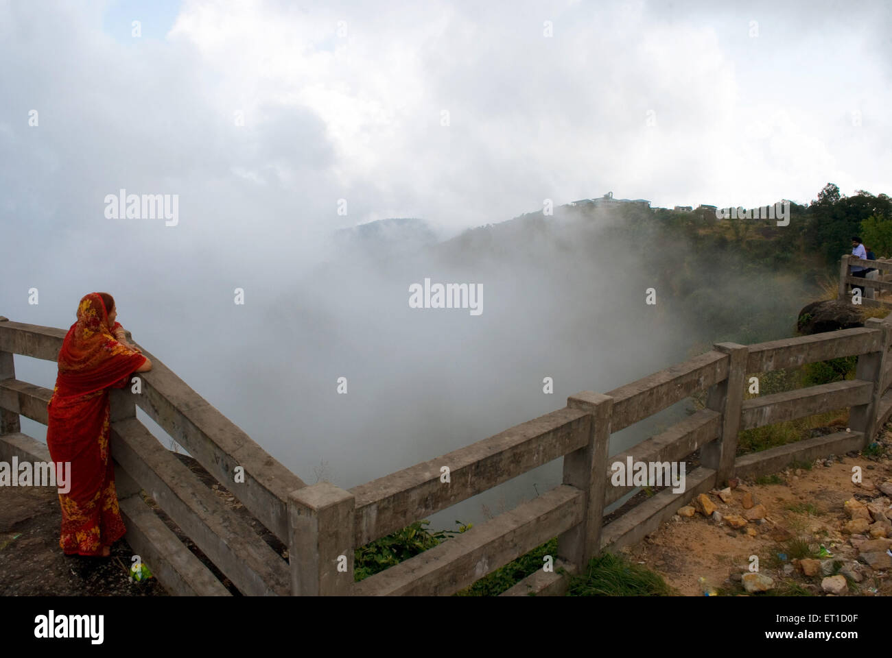 Frau beobachtete Wolken bei sieben Schwestern fallen Cherrapunji; Meghalaya; Indien Herr #704E Stockfoto