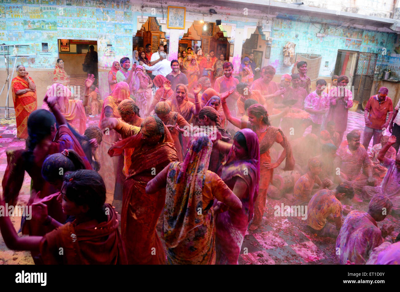 Menschen spielen mit Gulal auf Holi Festival, Ghanshyam Mandir, Ghanshyam ji Tempel, Gangshyam Ji Ka Mandir, Jodhpur, Rajasthan, Indien, Asien Stockfoto
