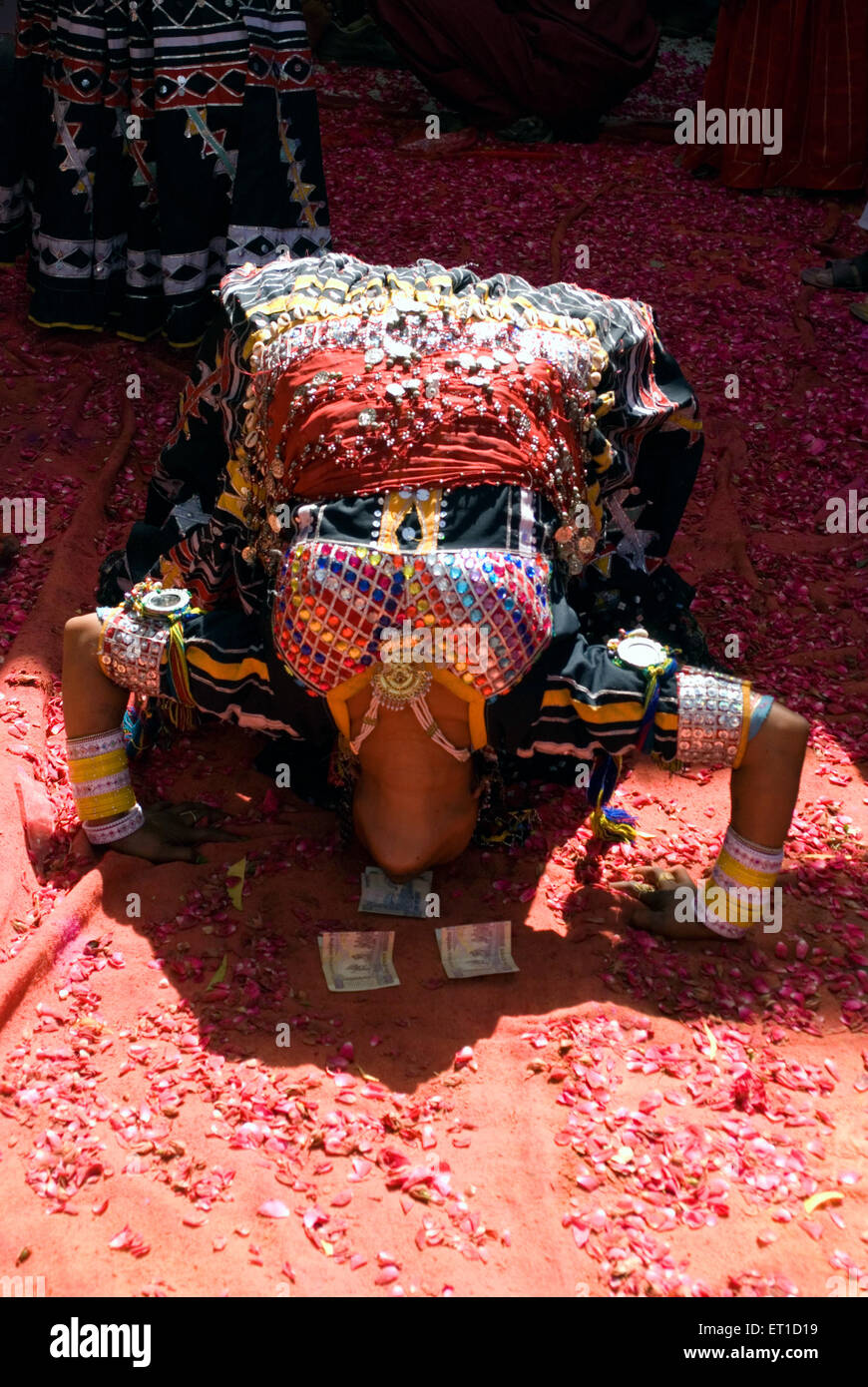 Kalbelia Tänzer Währung nehmend in den Mund beim Tanzen; Jodhpur; Rajasthan; Indien Stockfoto