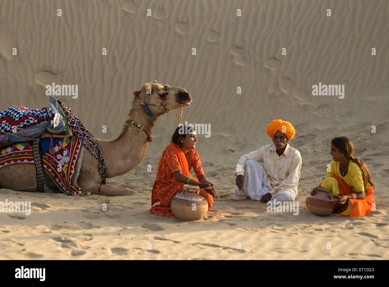 Frau und Mann mit Kamel Rast in der Wüste von Khuhri; Jaisalmer; Rajasthan; Indien NOMR Stockfoto
