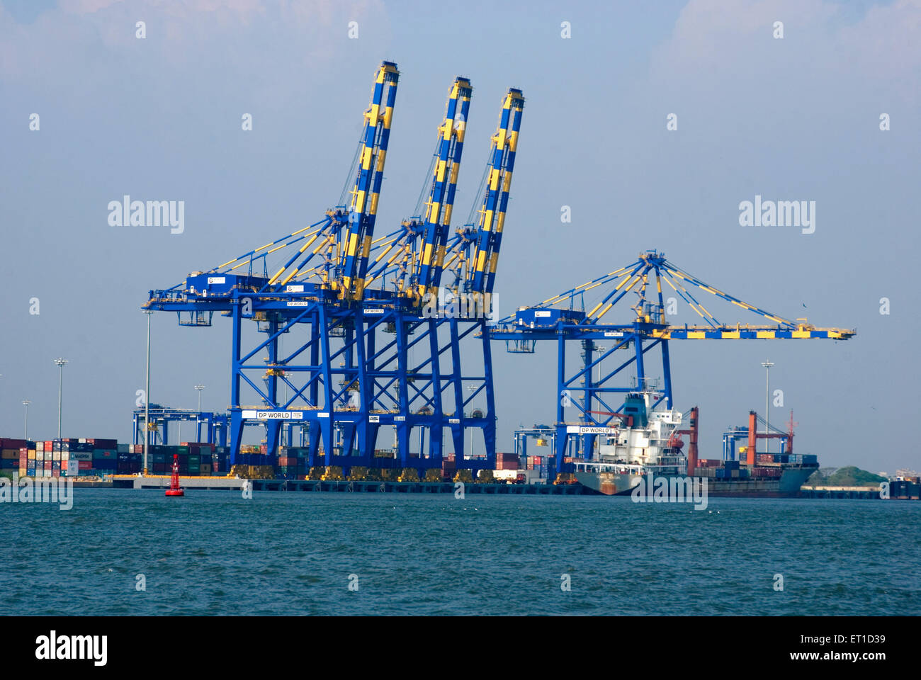 Große Kräne für Hebezeuge Cargo Container im Hafen, Cochin, Kerala, Indien Stockfoto