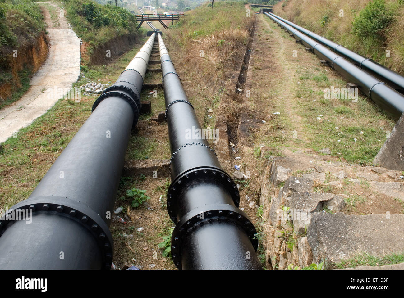 Rohrleitung für die Wasserversorgung für Wasserkraft, Munnar, Kerala, Indien Stockfoto