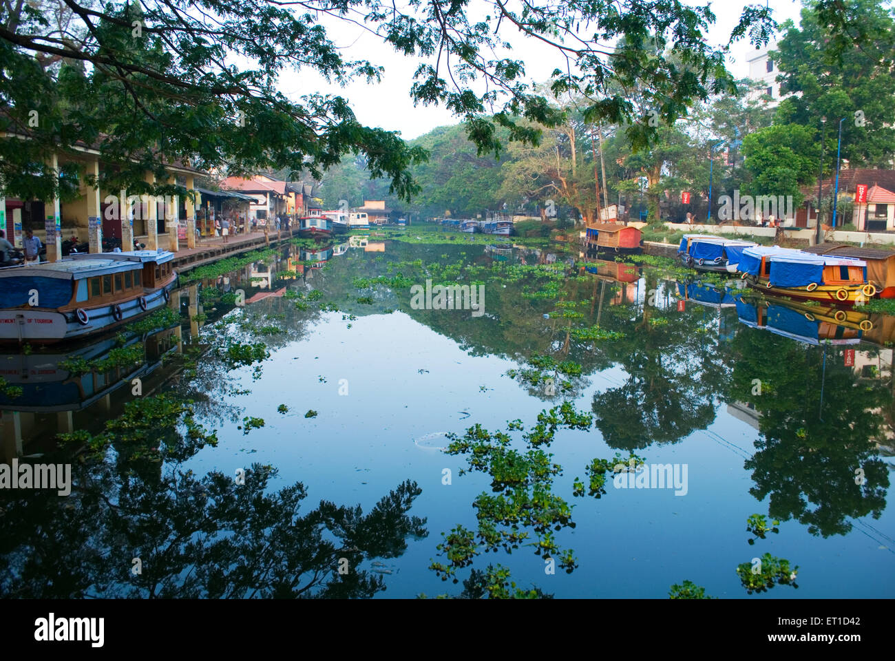 Häuser und Hotels auf Ashtamudi Fluss; Alleppey; Kerala; Indien Stockfoto