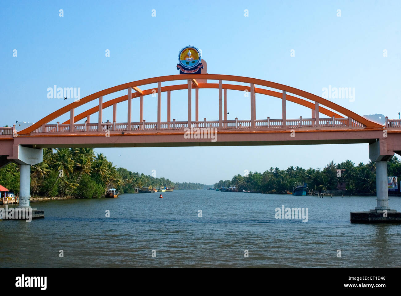 Brücke am Fluss Ashtamudi; Kollam; Alleppey; Kerala; Indien Stockfoto