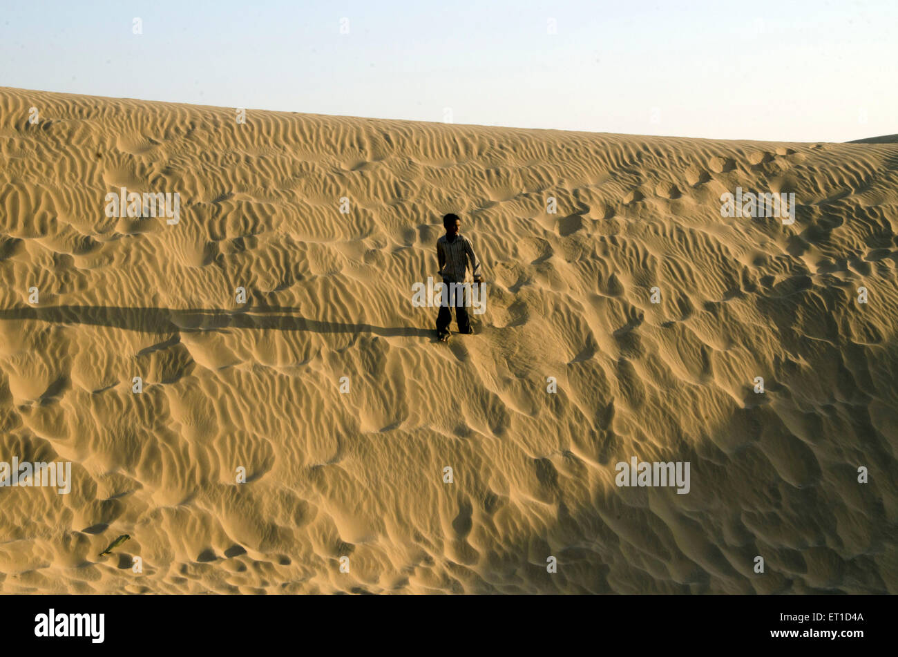 Ein Junge liefen auf Sanddüne Khuri in Jaisalmer Rajasthan Indien Asien Stockfoto