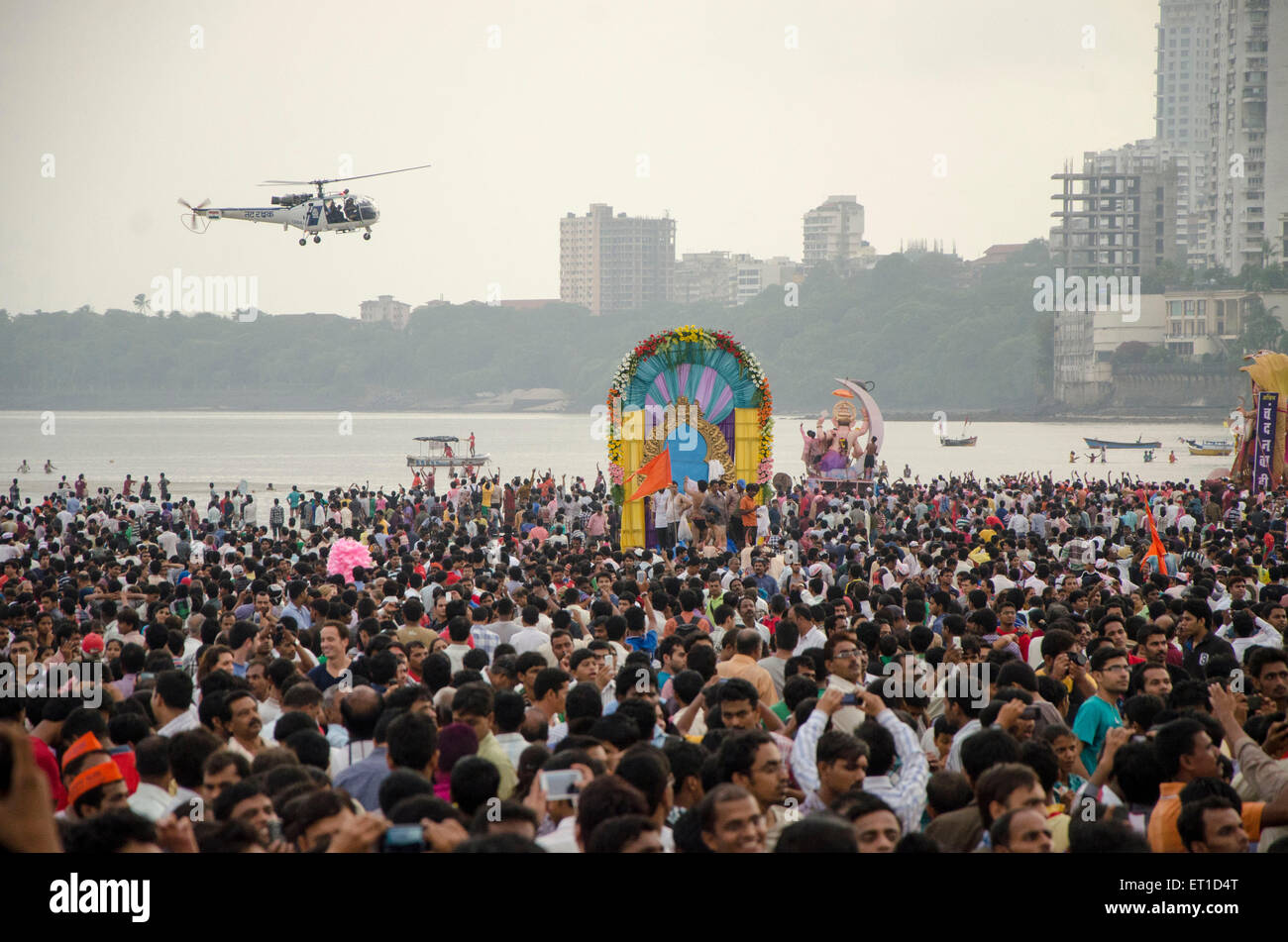 Riesige Menschenmenge auf Ganpati Immersion im Meer bei Girgaon Chowpatty Mumbai Indien Asien Stockfoto