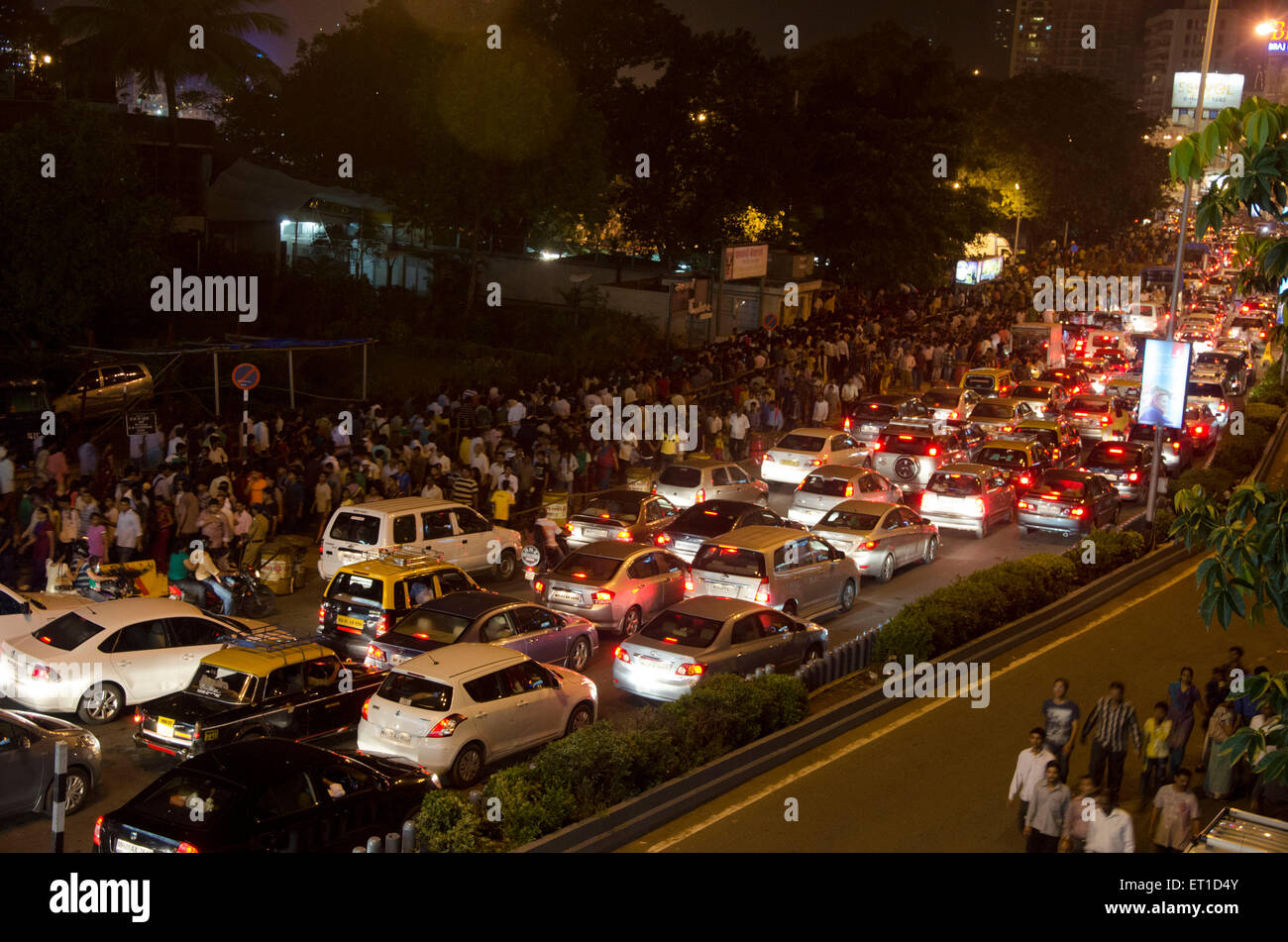 Stau auf der Straße mit langen Reihe von Autos und Völker Mumbai Indien Asien Stockfoto