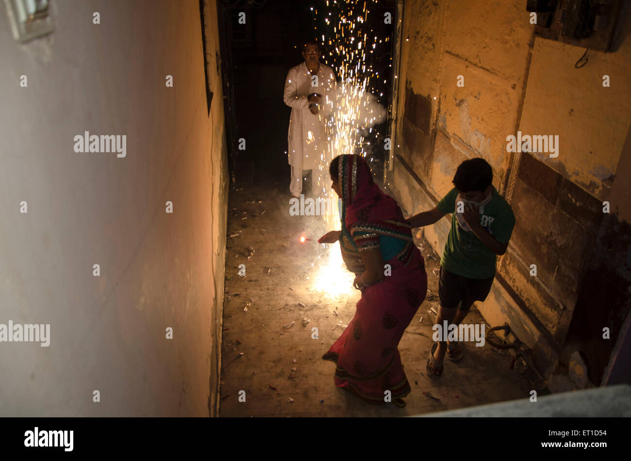 Mutter und Sohn auf der Flucht vor Crackern anlässlich Diwali Jodhpur Rajasthan Indien Asien Stockfoto