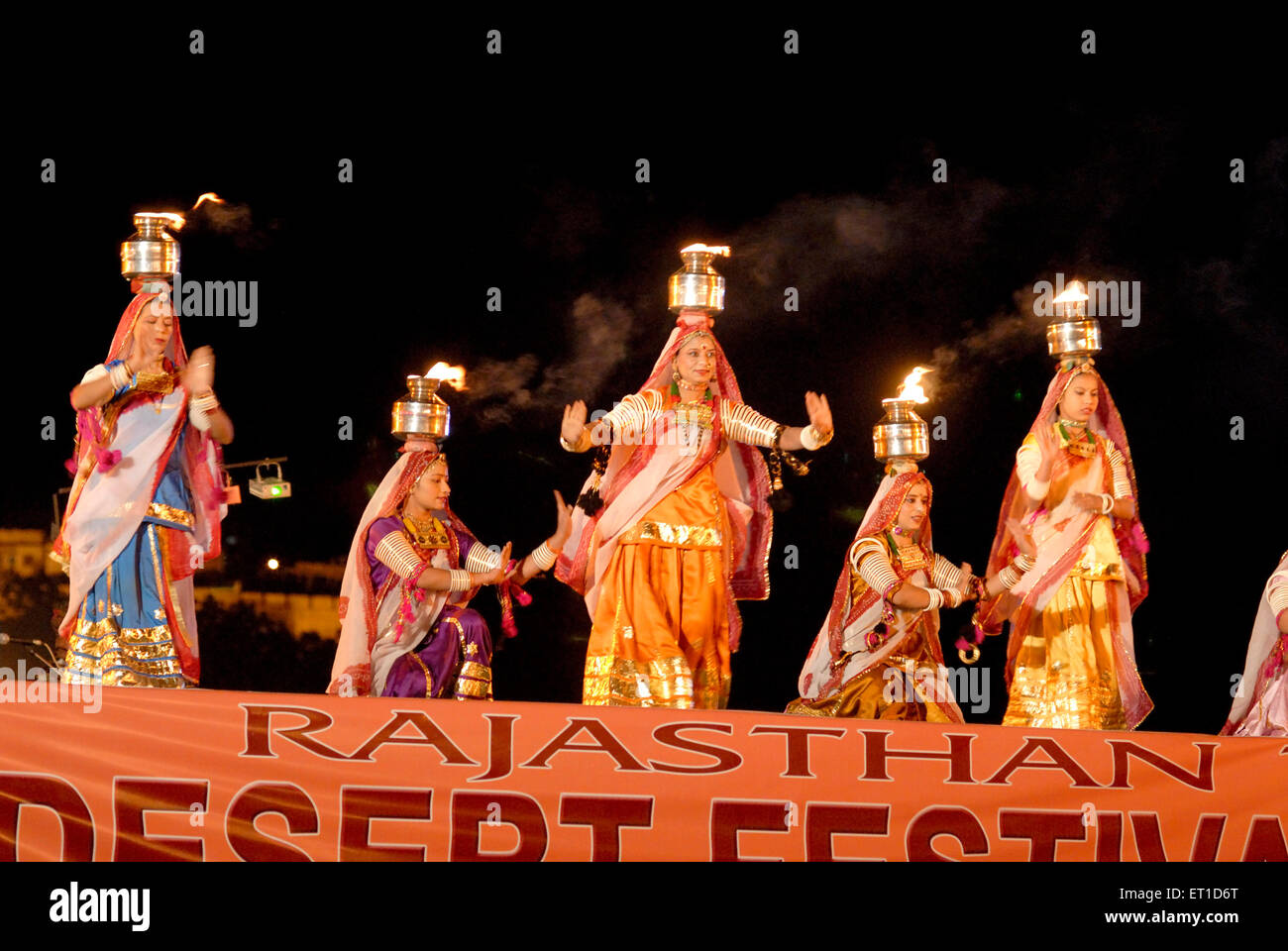 Feuertanz; Dedansar Stadium; Desert Festival; Jaisalmer; Rajasthan; Indien; Asien; Asiatisch; Indisch Stockfoto