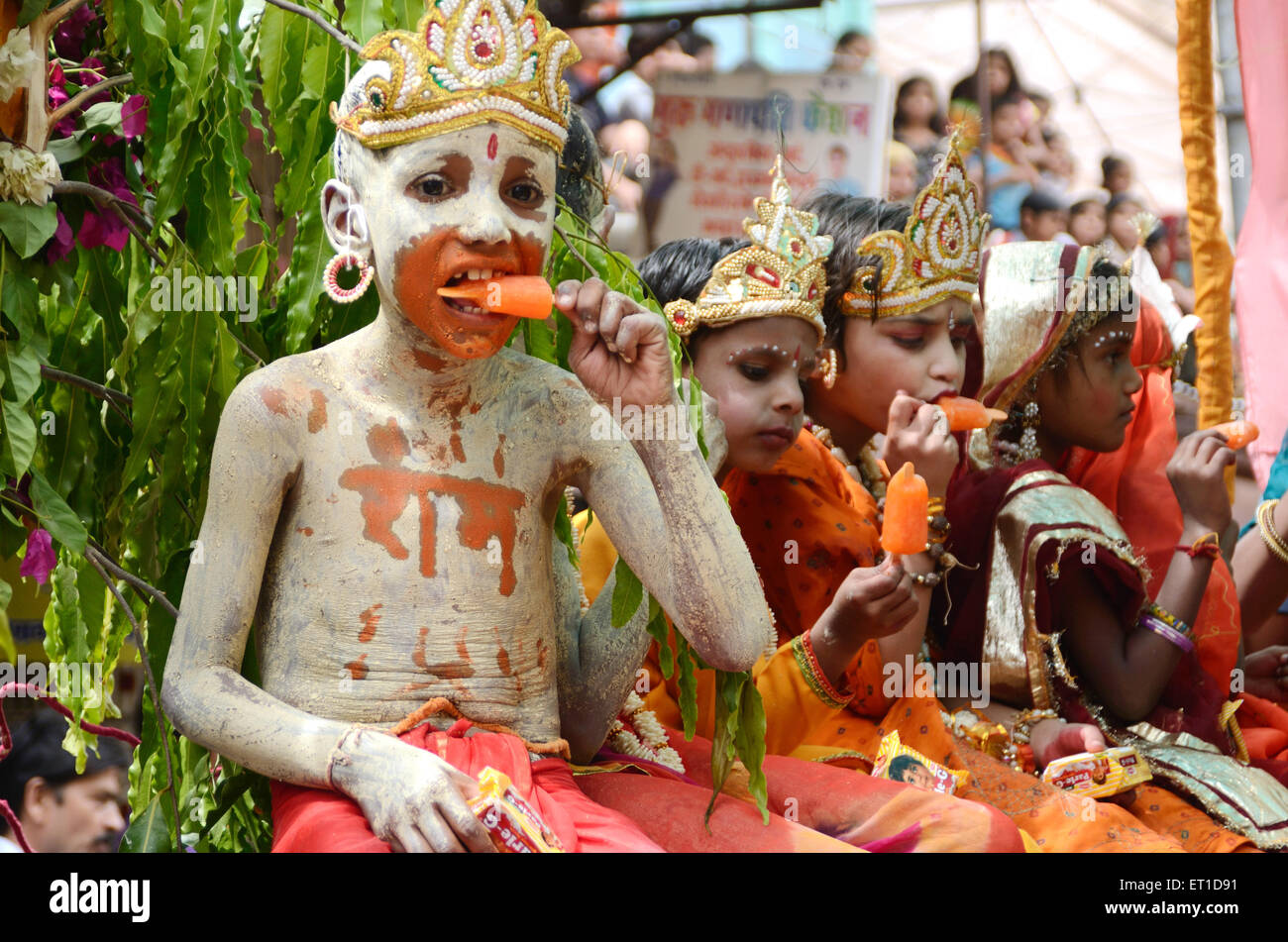 Jungs in der Verkleidung des Hanuman genießen Eis Bonbons in einer Prozession von Ramnavami Jodhpur Rajasthan Indien Nein Herr Stockfoto